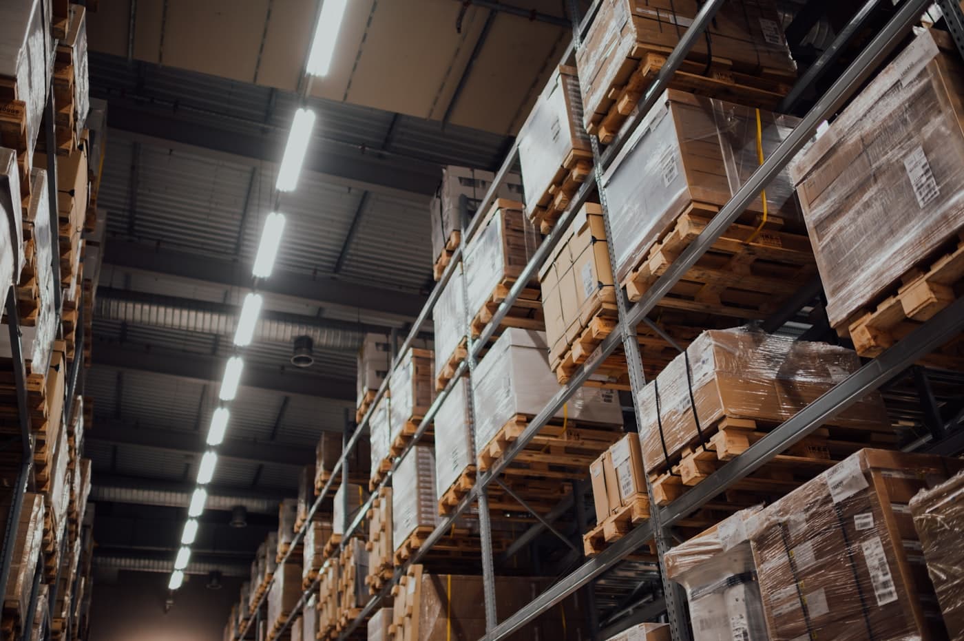 Lối đi kho với kệ — logistics
